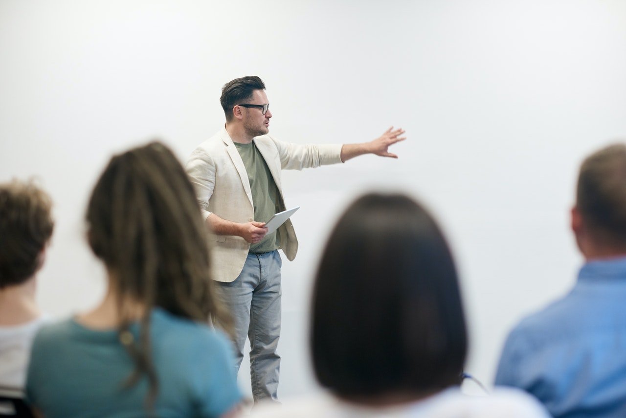 8 Public Speaking Skills for Your Workplace Success